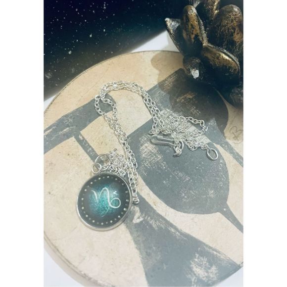 Capricorn green GLOW IN THE DSRK ZODIAC STAR SIGN NECKLACE - Picture 2 of 14